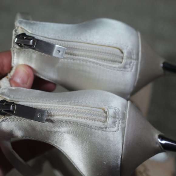 Imagine by Vince Camuto Size 8 White Satin 3.5" Silver Metal Cover Heel Like new - Picture 4 of 5